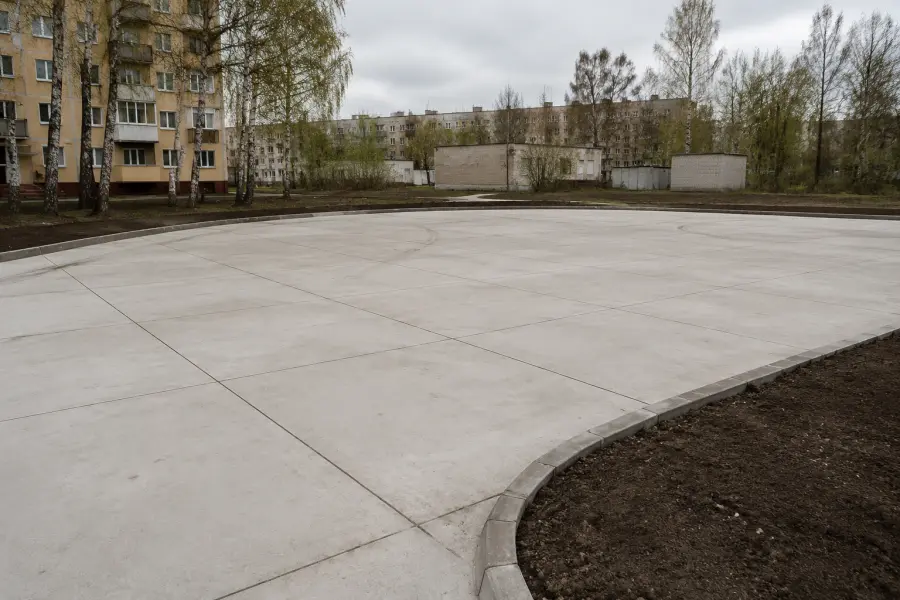 Бетонная площадка с нарезанными швами в жилом квартале